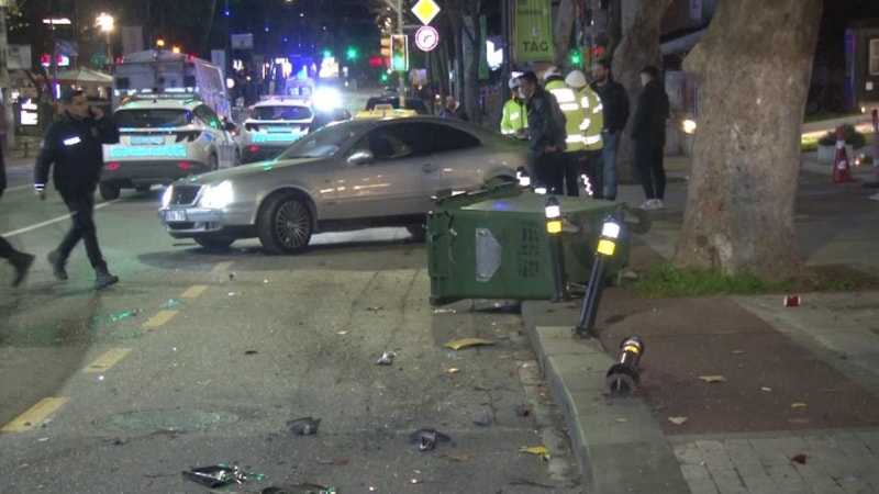 Kadıköy'de 3 aracın karıştığı kazada 2 kişi yaralandı