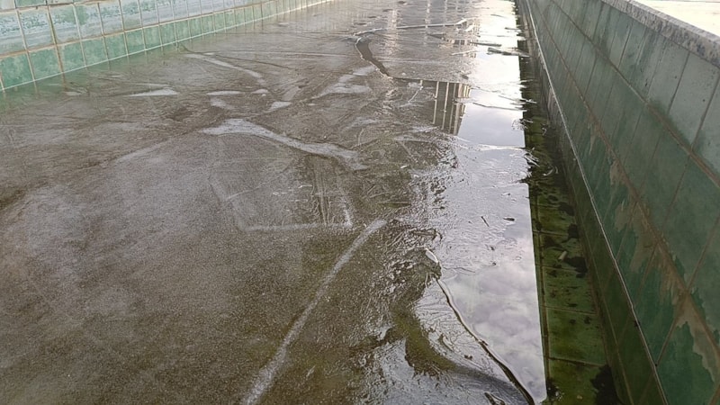 Edirne donuyor! Vatandaşlar buz tutan havuzdan su alamadı...