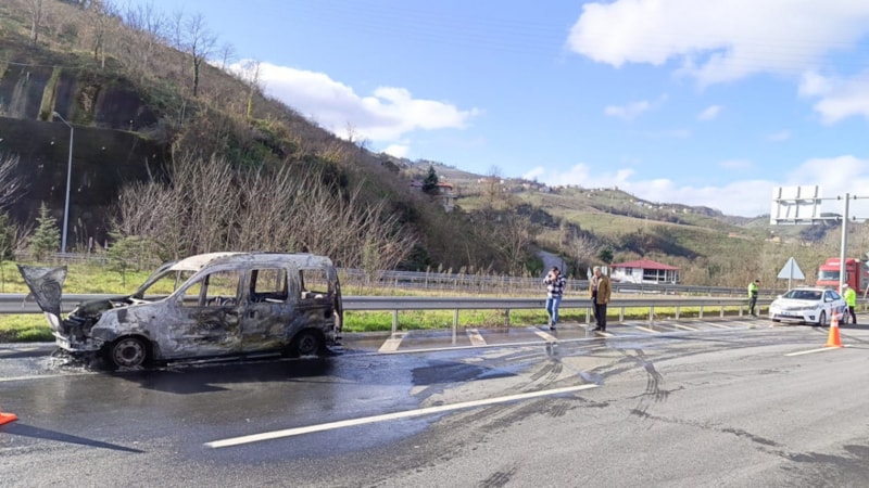 Ordu'da torununu hastaneye götüren sürücünün aracı alev aldı