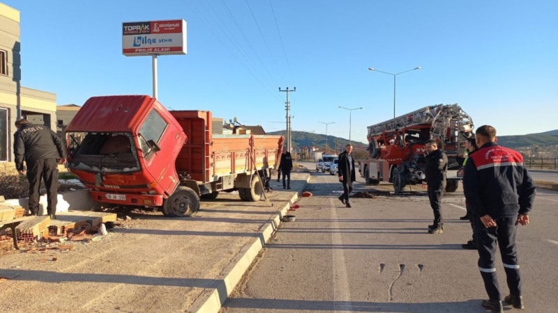 Çorum'da itfaiye aracı park halindeki kamyonete çarptı: 2 yaralı