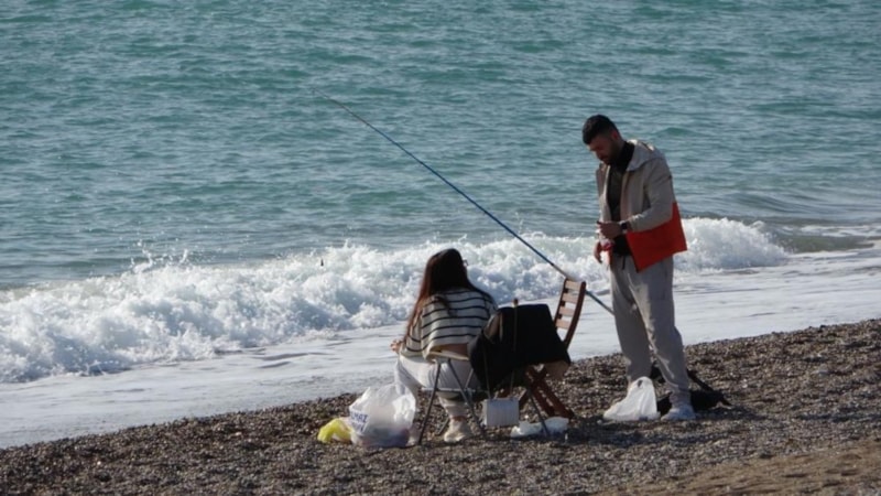 Antalya'da güneş tepede: Vatandaşlar sahile aktı