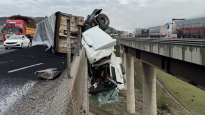 Osmaniye'de viyadükte asılı kalan tırın sürücüsü aşağı düştü