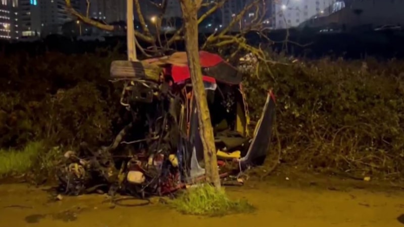 İstanbul Pendik'te takla atan otomobil hurdaya döndü: 3 yaralı