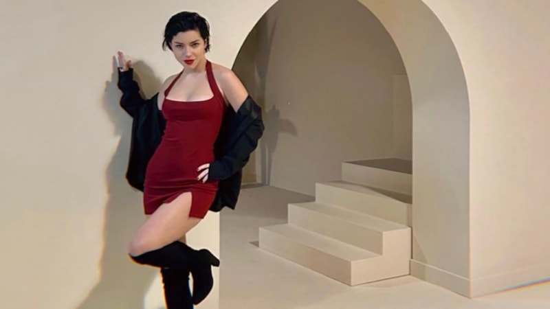 Merve Boluğur, kırmızı mini elbisesiyle poz verdi! Oyuncuya yorum yağdı