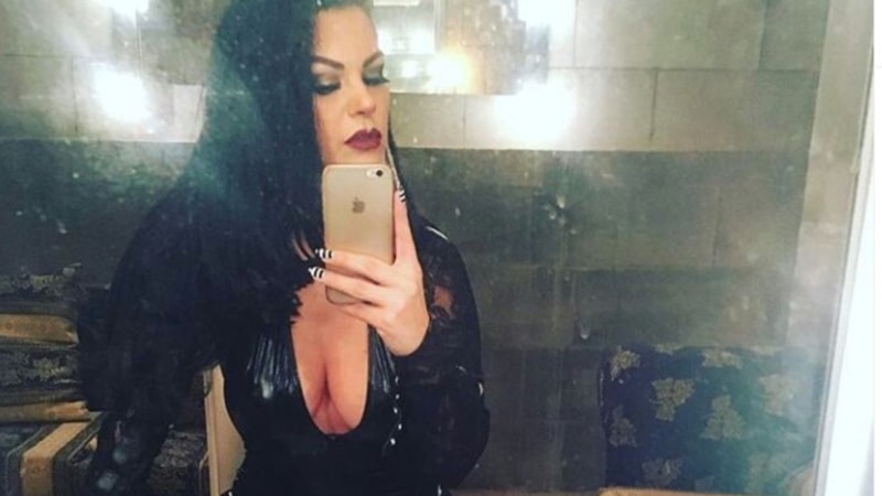 Şarkıcı Nez'in iddialı elbisesiyle yaptığı dans gündem oldu! Takipçileri yorum yağmuruna tuttu