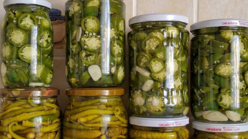 Turşu yaparken 1 tatlı kaşığı ekleyin, biberleriniz kütür kütür olacak