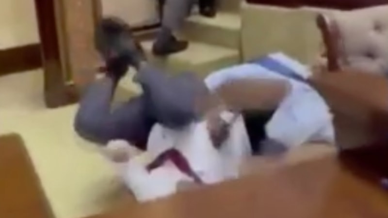 Maldivler’de milletvekillerinin kavgası: Biri hastanelik oldu