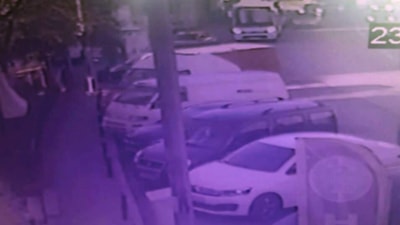 Şişli'de park halindeki midibüsün freni boşaldı: 5 araç zarar gördü