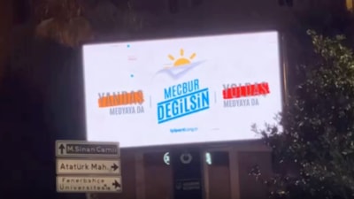 Battal İlgezdi, İBB'nin engellediği İYİ Parti afişlerini Ataşehir'e astırdı