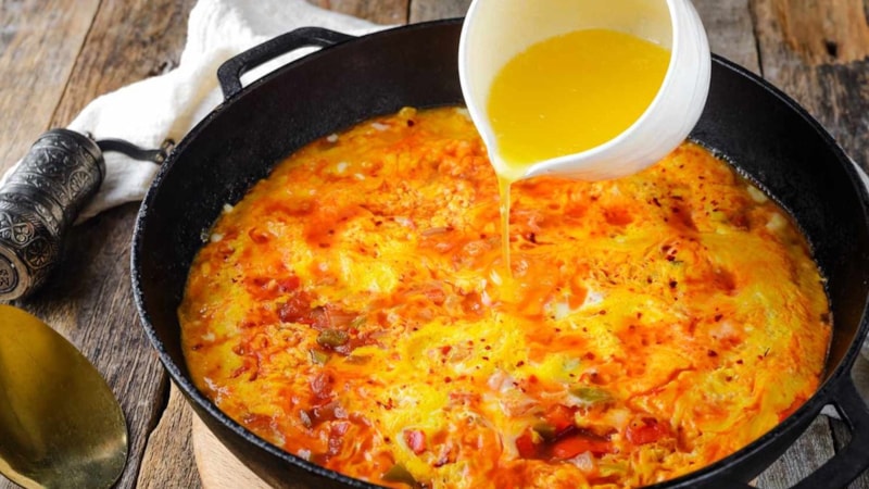 Tavaya 2 yemek kaşığı ekleyin, menemenin lezzetine şapka çıkarın