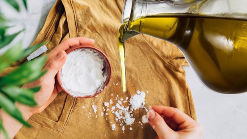 Tek hamlede zeytinyağı lekesinden kurtaracak çözüm mutfağınızda! O ürünleri karıştırmanız yetiyor…