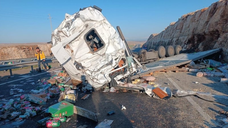 Şanlıurfa'da devrilen tırın sürücüsü kabinde sıkıştı