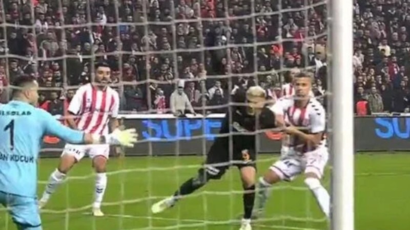 Mauro Icardi ceza sahası içinde yerde kaldı, Galatasaray paylaşım yaptı!