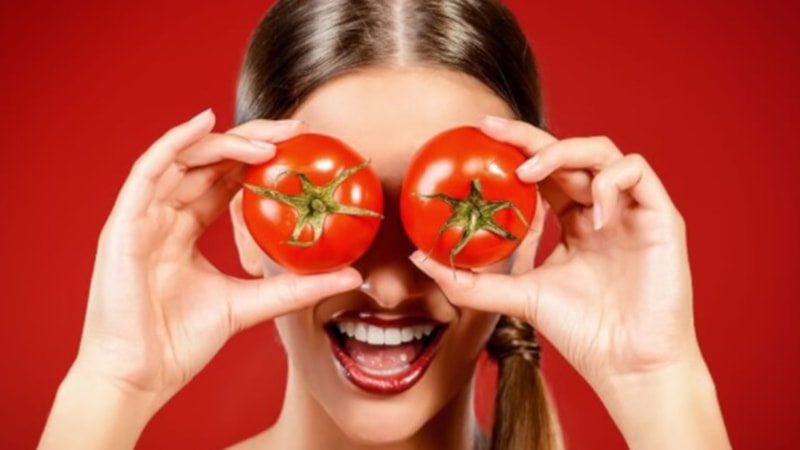 Domatesin mucizevi gücü: Yarım domates sürün, cildinizin porselen gibi oluşunu izleyin…