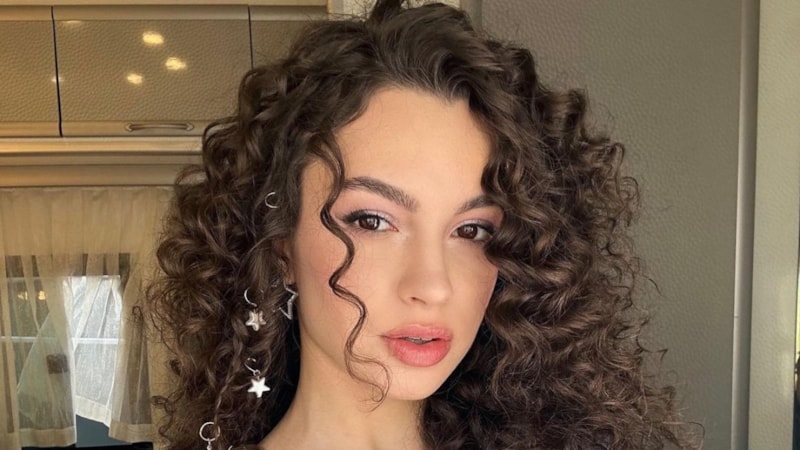 Kardeşlerim'in Asiye'si incecik beliyle objektife döndü, takipçileri çıldırdı! 