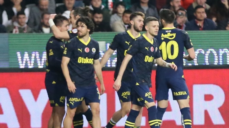 Fenerbahçe, Antalyaspor'u iki golle yendi