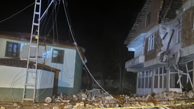 Tokat'ta cami minaresi evin üzerine devrildi