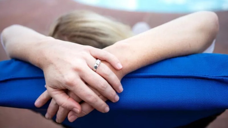 Uyurken mutlaka çıkarın! Takılarla uyumak aslında tehlikenin göbek adıymış…