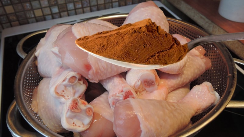 Tavuk pişirirken tencereye 1 kaşık ekleyin, mangaldan farkı olmuyor