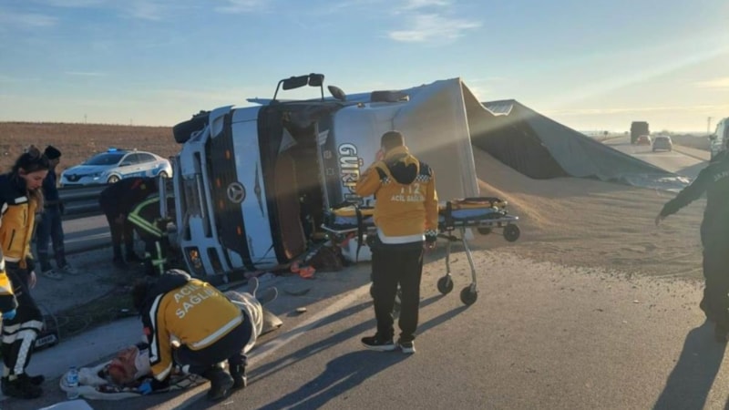 Konya'da korkunç kaza! Buğday yüklü tır devrildi