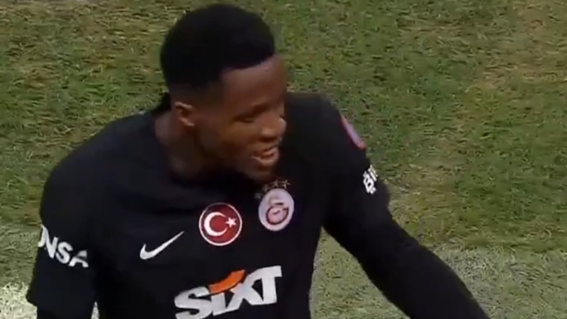 Bandırmaspor maçında oyundan alınan Wilfried Zaha, tepki gösterdi