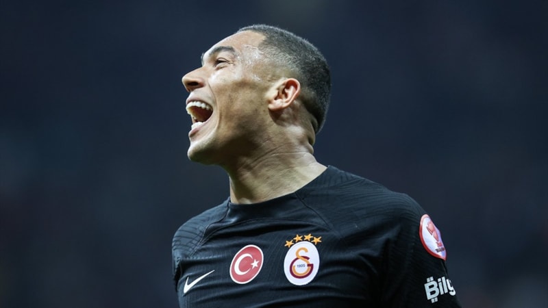 Carlos Vinicius ilk maçında ağları havalandırdı