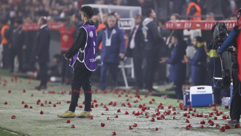 Gaziantep FK - Fenerbahçe maçında deprem felaketi unutulmadı! Sahaya karanfiller atıldı