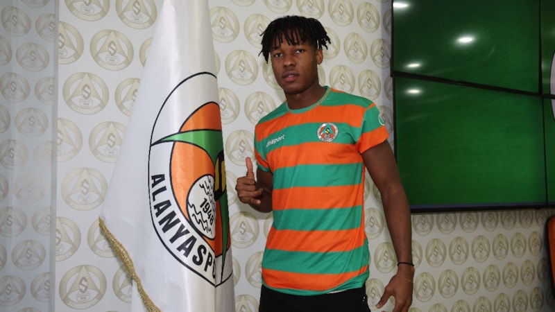 Alanyaspor, Daniel Kehinde Akinlosotu ile profesyonel sözleşme imzaladı