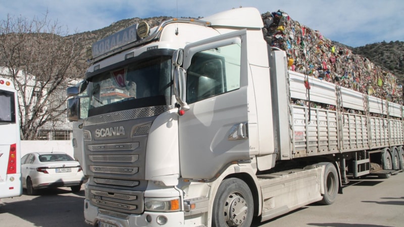 Amasya'da çöp yığınlarının arasından kaçak göçmen çıktı! Sürücü tutuklandı