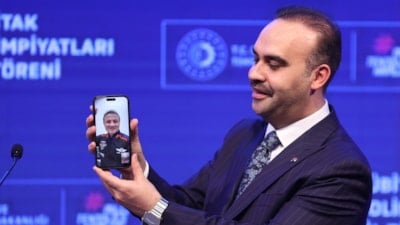 Bakan Kacır, Dünya'ya dönen Gezeravcı ile görüştü: Tarih yazdık