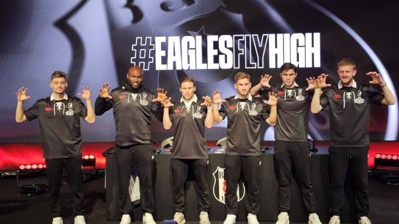 Beşiktaş'ta imza töreni! Adeta gövde gösterisi yaptılar