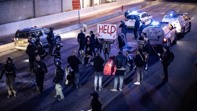 Tel Aviv'de, Gazze'deki İsrailli esirlerin yakınları otoyolu kapattı