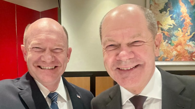 Almanya Başbakanı Scholz ile ABD'li Senatör Coons arasındaki benzerlik dikkat çekiyor