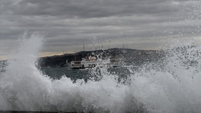 İstanbul'da kötü hava şartları bazı vapur seferlerini iptal ettirdi