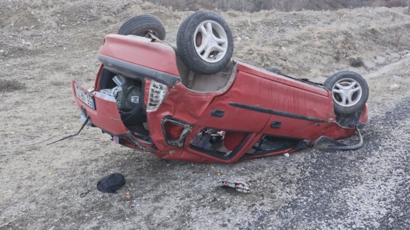 Çorum'da virajı alamayan otomobil tarlaya uçtu: 2'si çocuk 3 yaralı