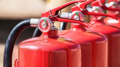 Tesadüf değilmiş! Yangın söndürme tüplerinin kırmızı olmasının nedeni bakın neymiş…