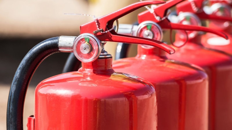 Tesadüf değilmiş! Yangın söndürme tüplerinin kırmızı olmasının nedeni bakın neymiş…