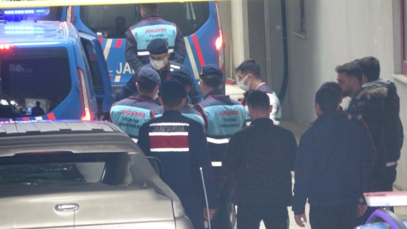 Antalya'da silah tutukluk yapınca önce kaçtı: 50 metre sonra geri döndü vurdu