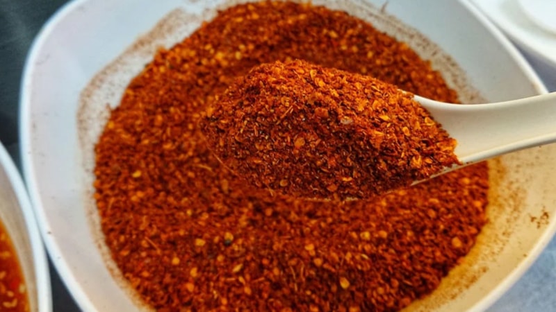 Acı sevenler yandı! Her yemeğe kaşık kaşık pul biber dökerseniz…