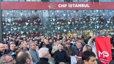 Adaylardan rahatsız olan CHP'lilerden İstanbul il binası önünde protesto