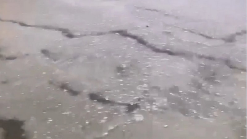 İzmir'de dolu yağışı cadde ve sokakları beyaza boyadı