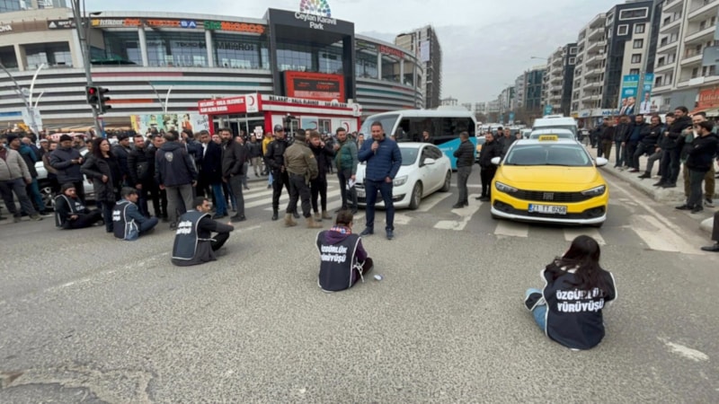 Diyarbakır'da DEM Partili vekiller, yol kapatıp, eylem yaptı