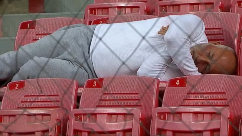 Samsunspor maçında uyuyakalan taraftar viral oldu