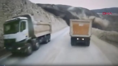 Erzincan'daki toprak kaymasından yeni görüntüler! Kamyonlar kıl payı kurtuldu