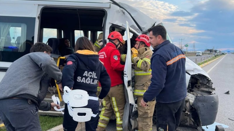 Balıkesir'de fabrika işçilerini taşıyan servis ile tır çarpıştı