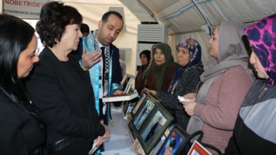 Sanatçı Hülya Koçyiğit'ten Diyarbakır annelerine ziyaret