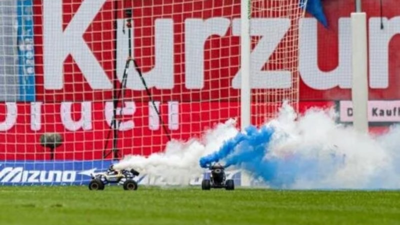 Almanya'da protestolar sürüyor! Sahaya uzaktan kumandalı araba girdi