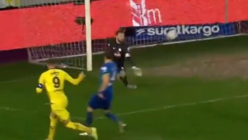 Galatasaray taraftarından tepki! Tarık Çetin, Dzeko'nun golünü bilerek yedi