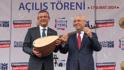 Özgür Özel, kendisine hediye edilen sazı öptü! İlignç anlar...