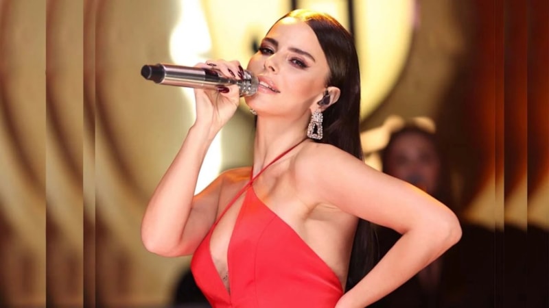 Simge Sağın kırmızı elbisesiyle büyüledi! 'Kim der ki 42 yaşında'